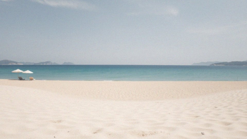Co wyróżnia plażę Vela Pržina na wyspie Korčula?