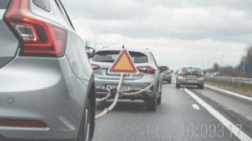 Jakie są zasady bezpiecznego holowania na drodze ekspresowej?